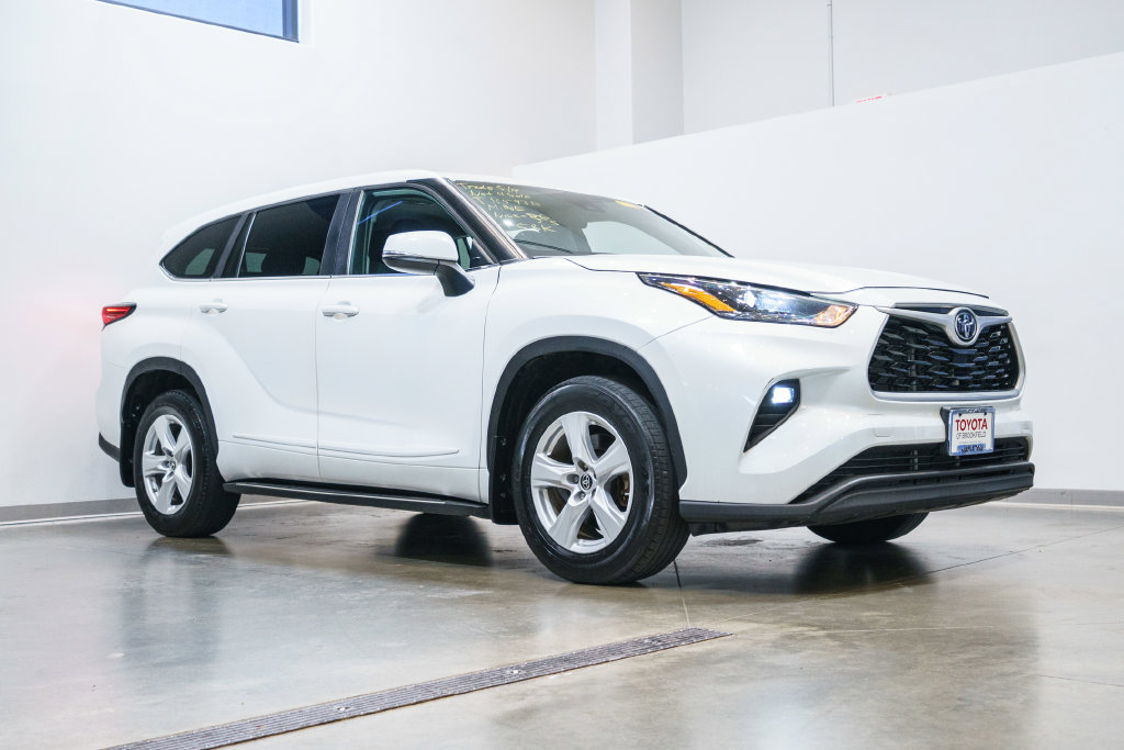 Used 2023 Toyota Highlander LE FWD image 1