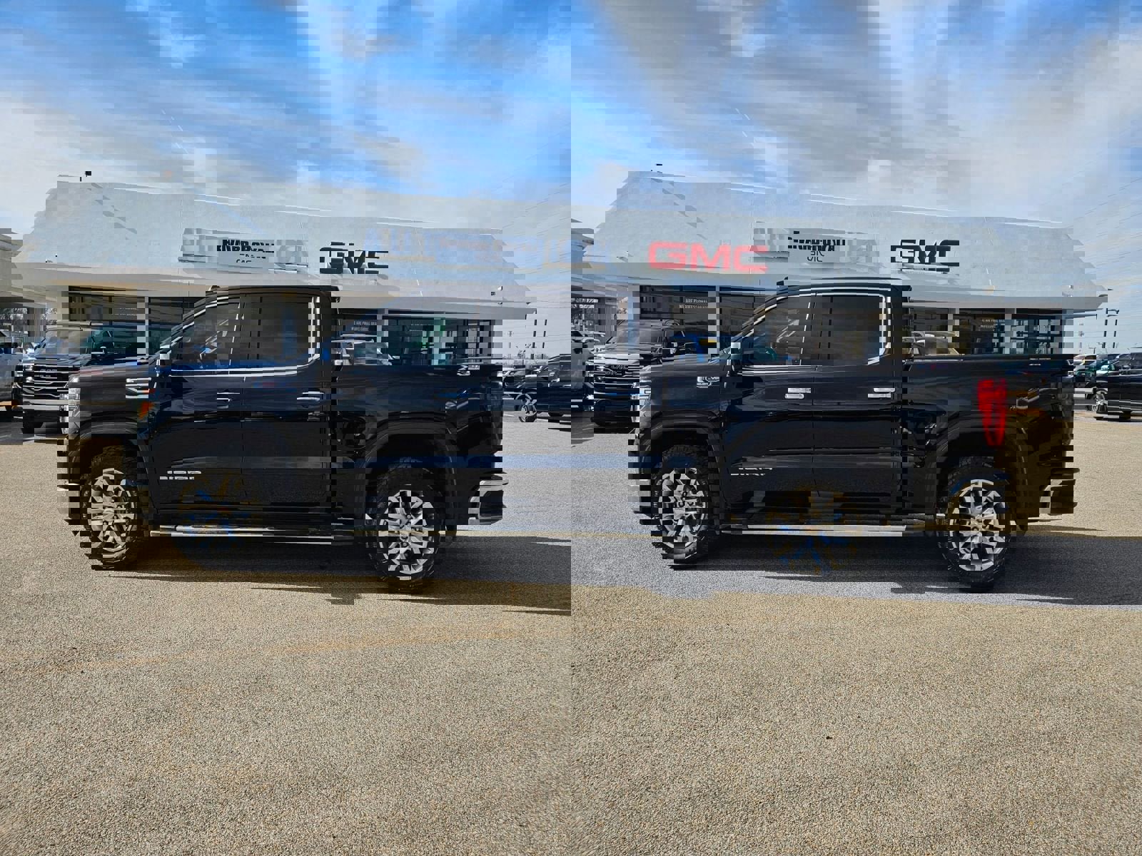 Used 2021 GMC Sierra 1500 SLT w/ SLT Premium Package image 34