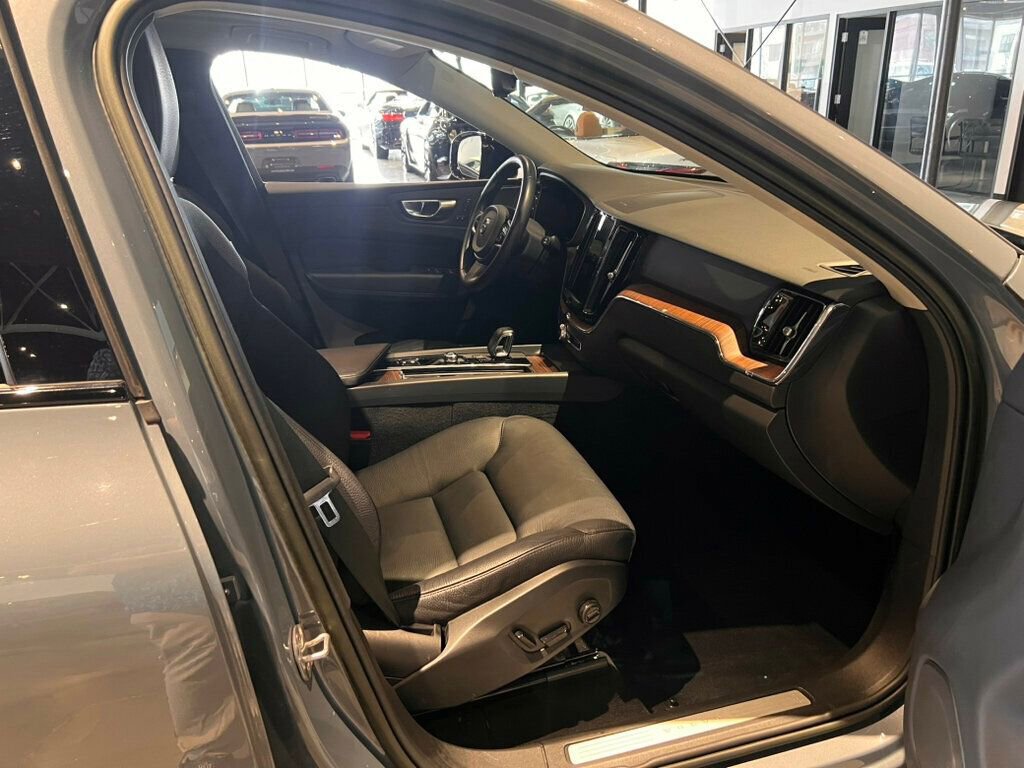 Used 2023 Volvo XC60 B5 Plus image 29