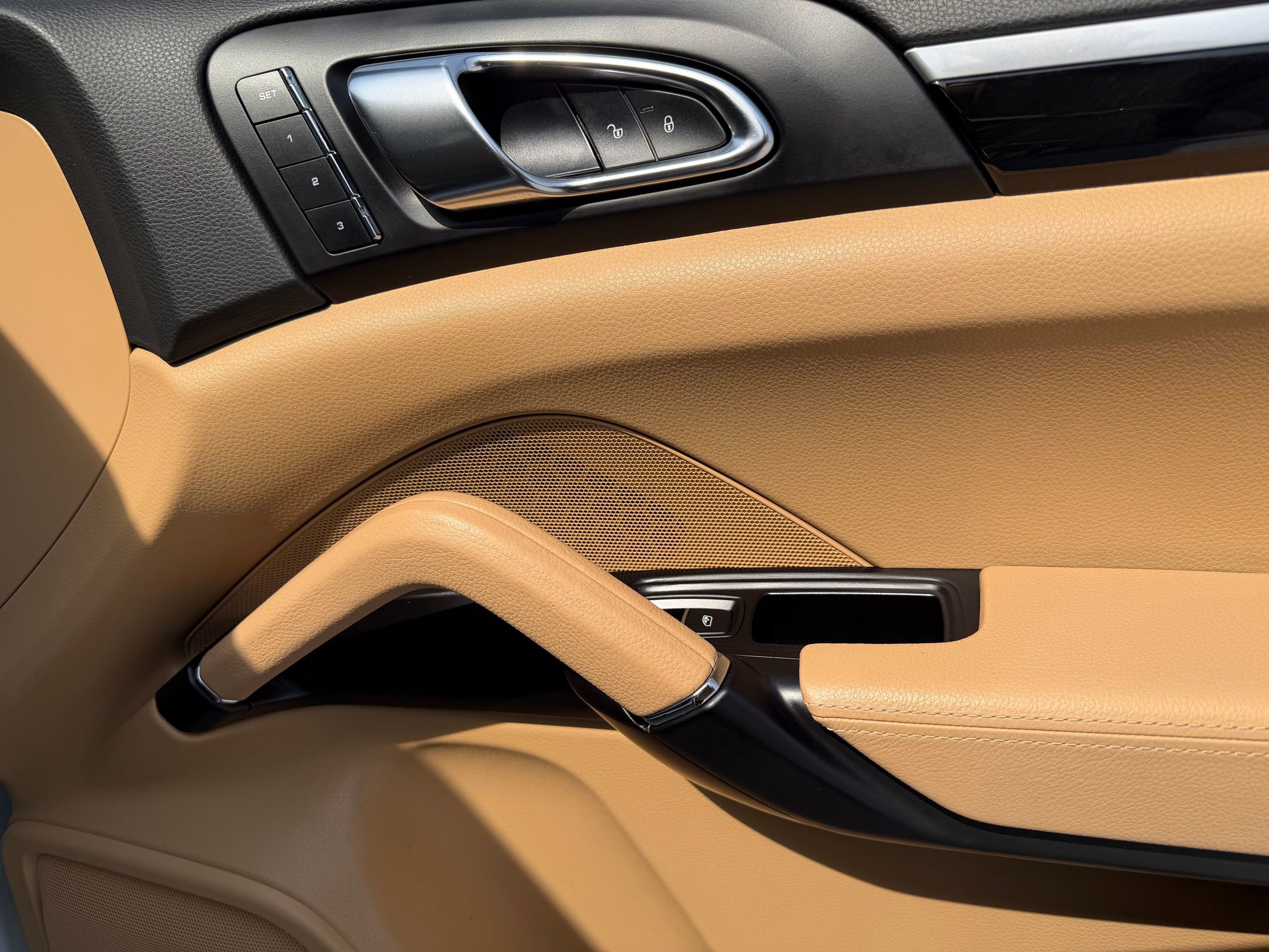 Used 2016 Porsche Cayenne S image 18