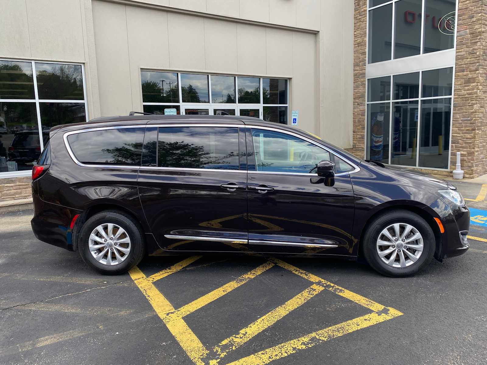 Used 2017 Chrysler Pacifica Touring-L FWD image 15