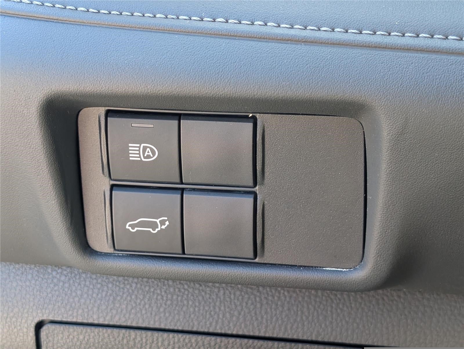 Used 2020 Toyota Highlander XLE AWD/4WD image 23