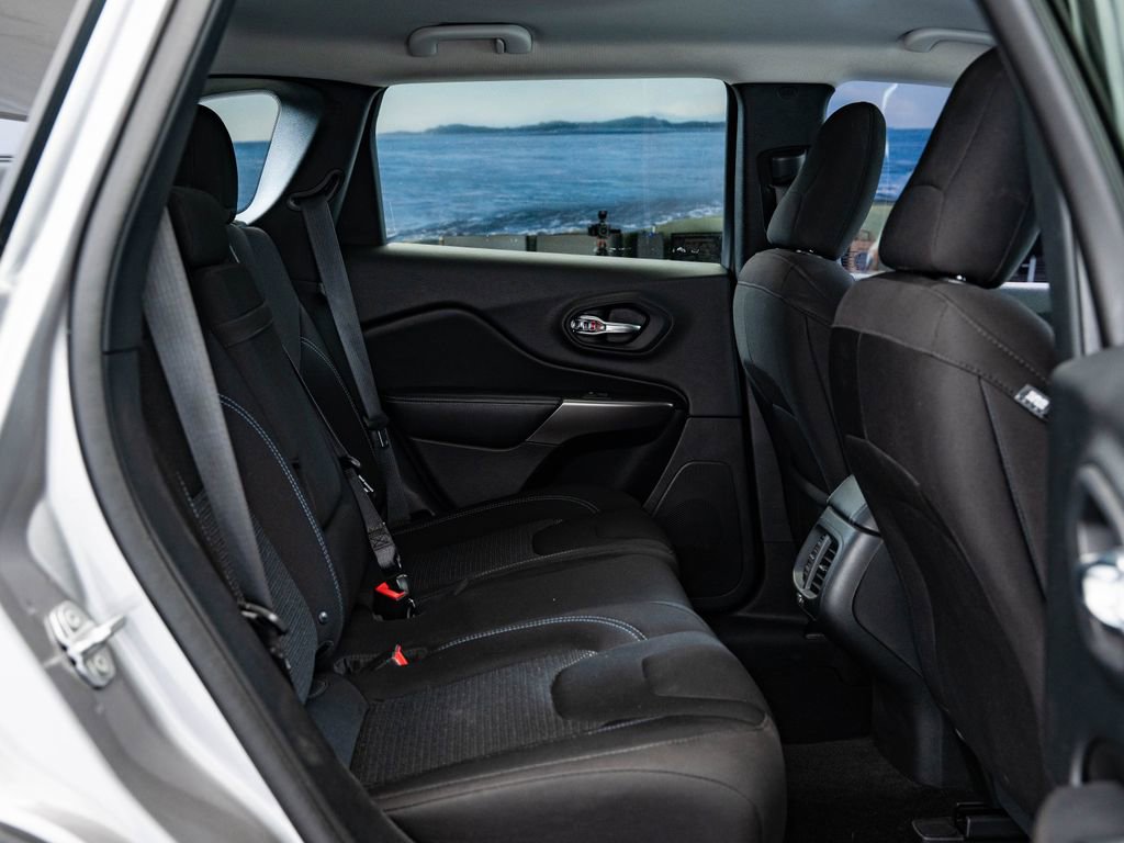 Used 2019 Jeep Cherokee Latitude w/ Popular Appearance Group image 40