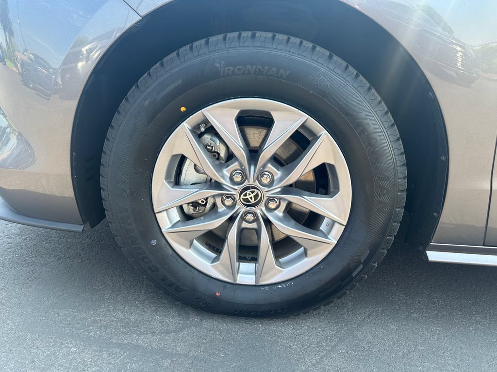 Used 2024 Toyota Sienna LE AWD/4WD image 12