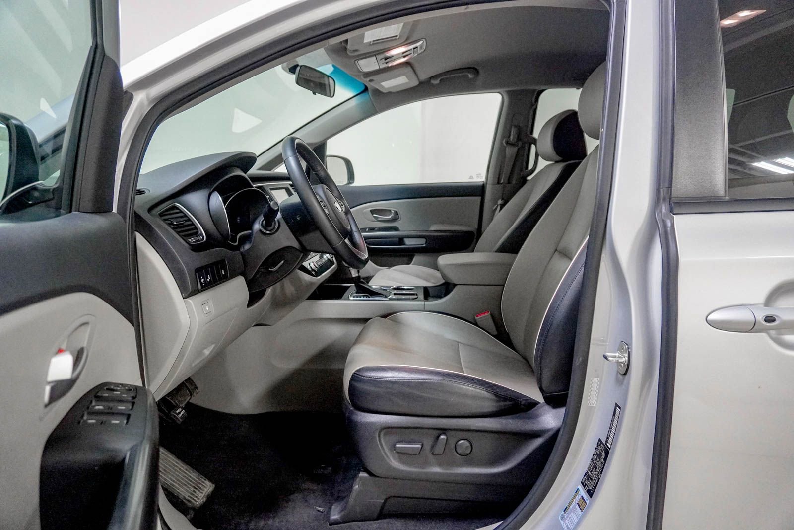 Used 2019 Kia Sedona EX FWD image 19