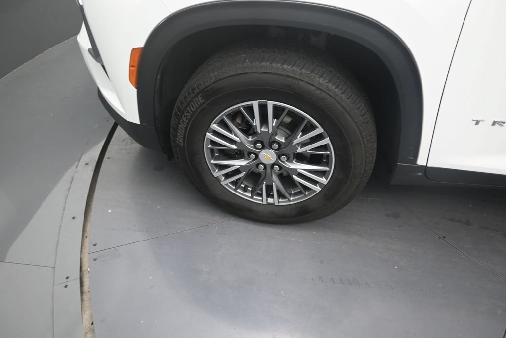 Used 2025 Chevrolet Traverse LT FWD image 9