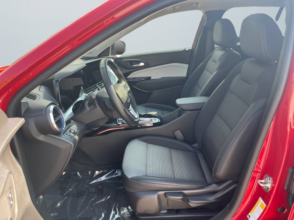 Used 2026 Chevrolet Trax LT w/ Sunroof Package FWD image 9