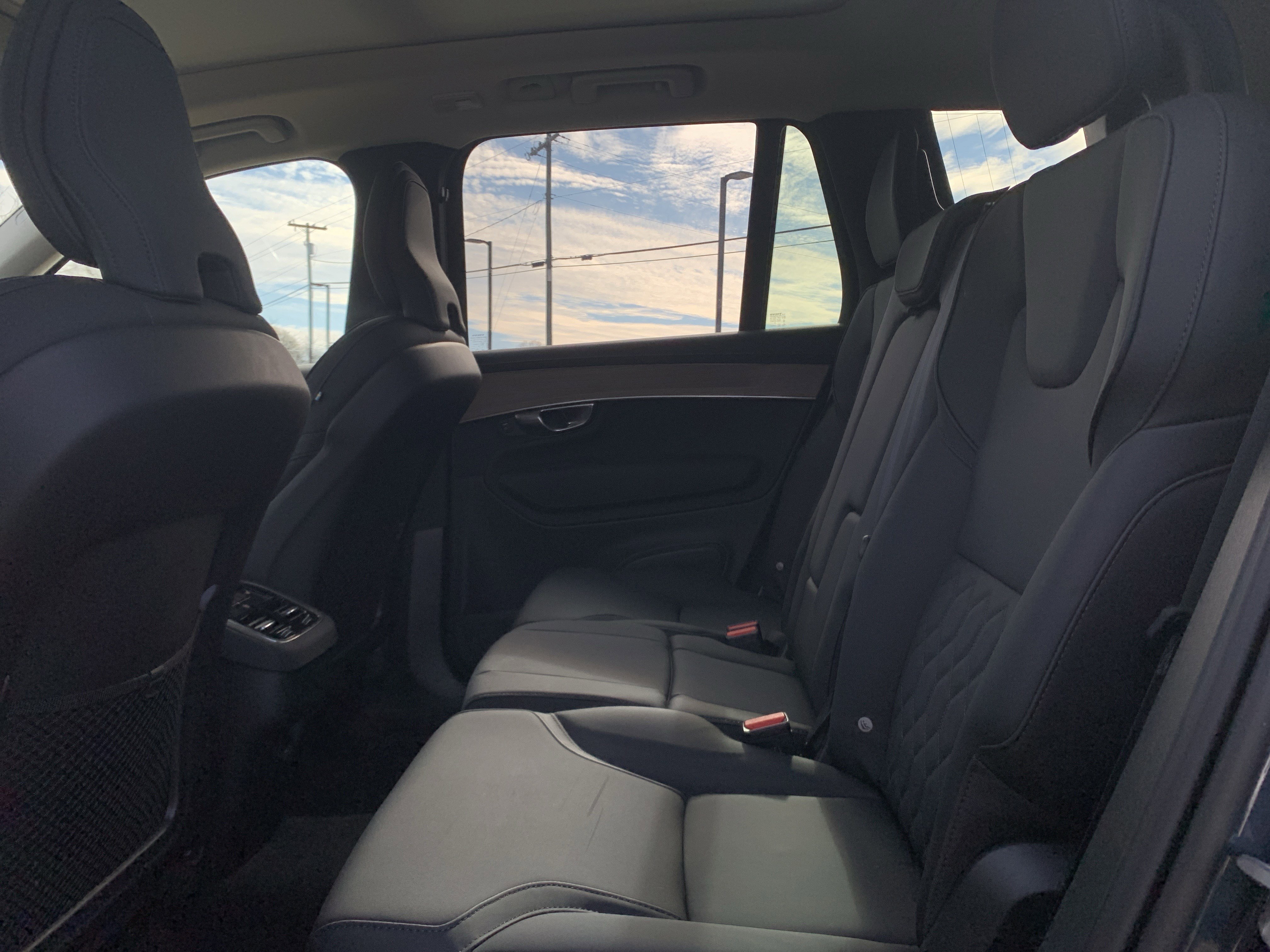 Used 2025 Volvo XC90 B6 Plus image 32