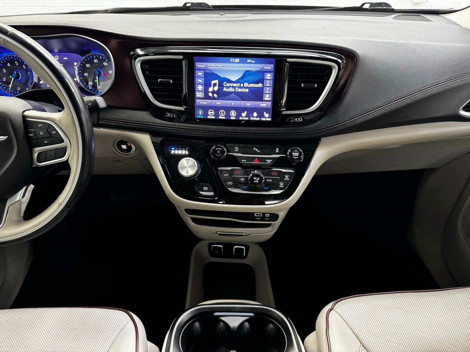 Used 2020 Chrysler Pacifica Limited FWD image 16