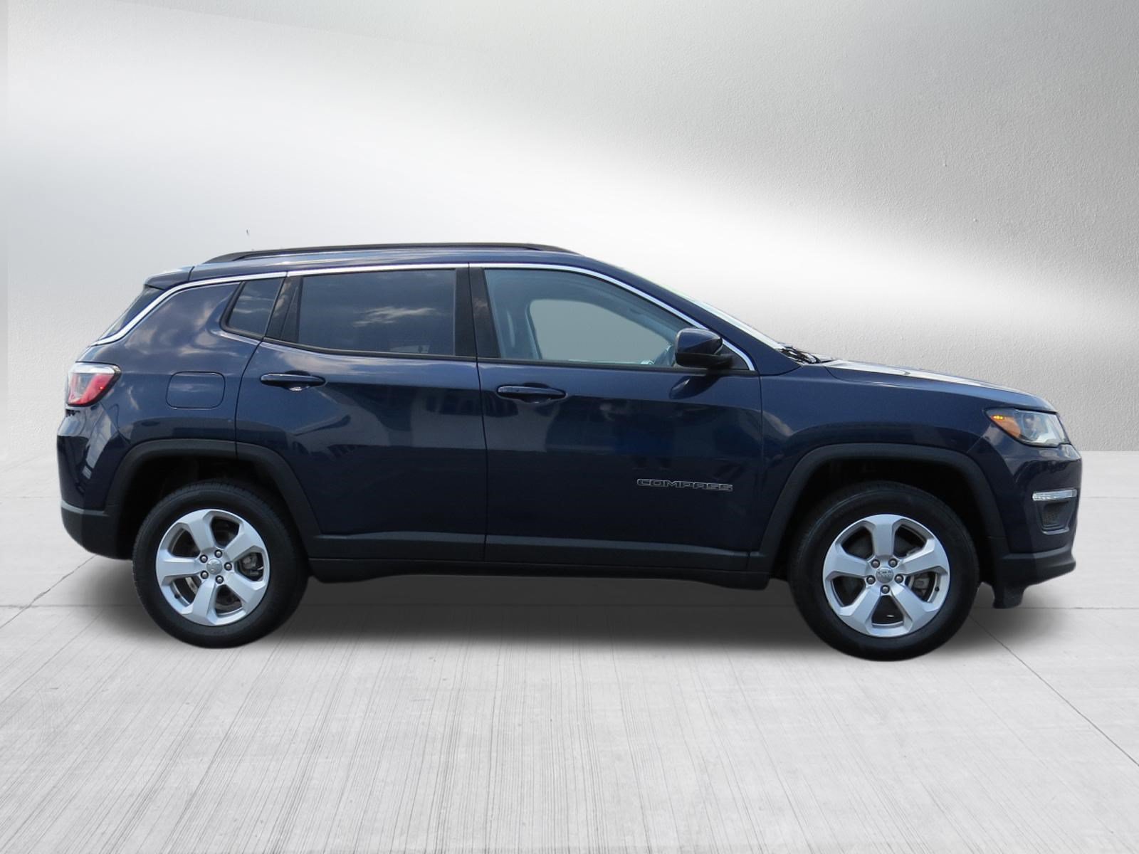 Used 2018 Jeep Compass Latitude w/ Popular Equipment Group AWD/4WD image 2