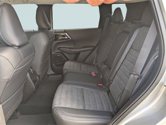 New 2025 Mitsubishi Outlander SE image 15
