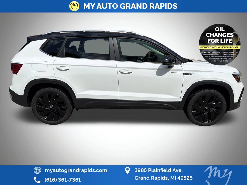 Used 2024 Volkswagen Taos SE w/ Panoramic Sunroof Package AWD/4WD image 8