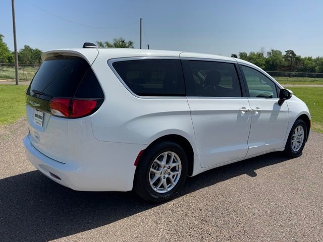 Certified 2022 Chrysler Voyager LX FWD image 6