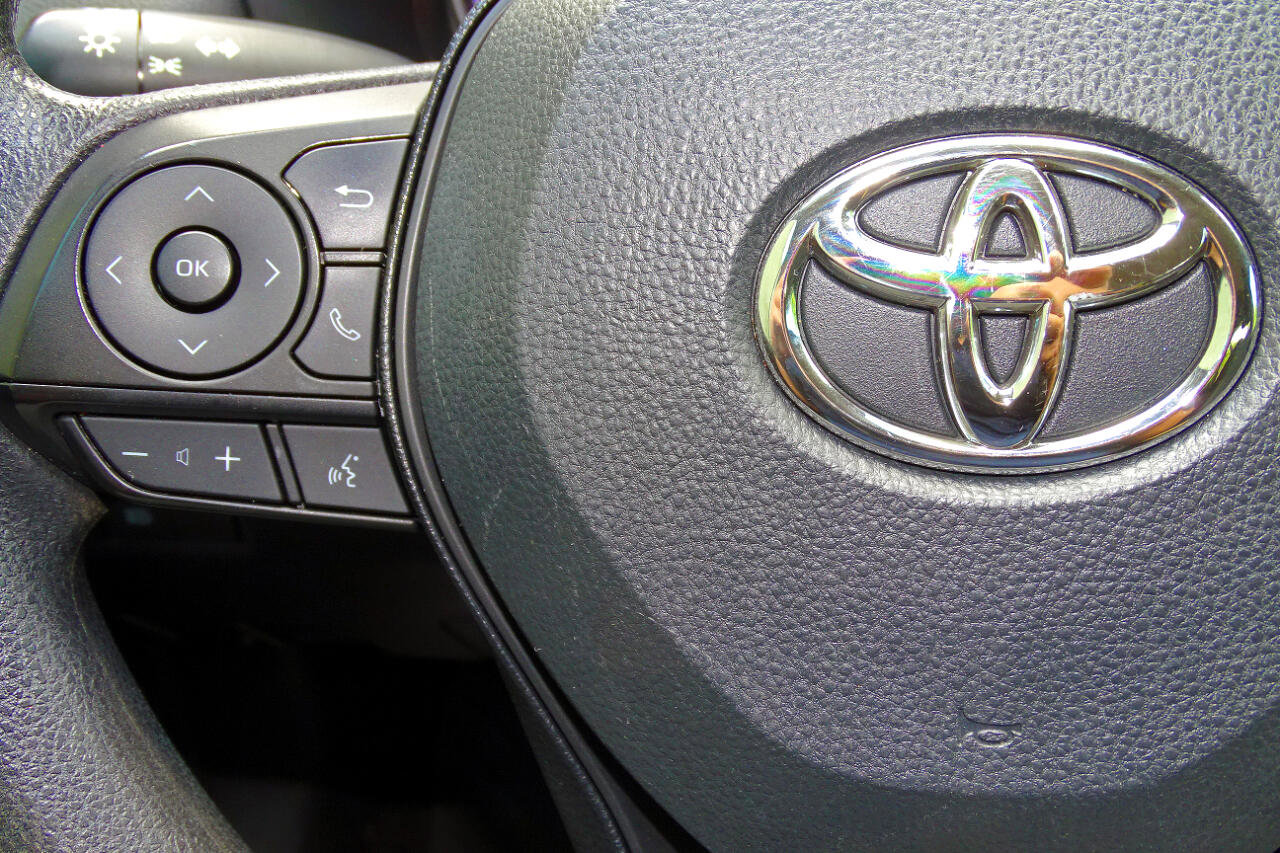 Used 2020 Toyota RAV4 LE image 23