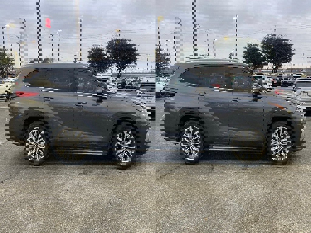 Certified 2022 Toyota Highlander Platinum image 4