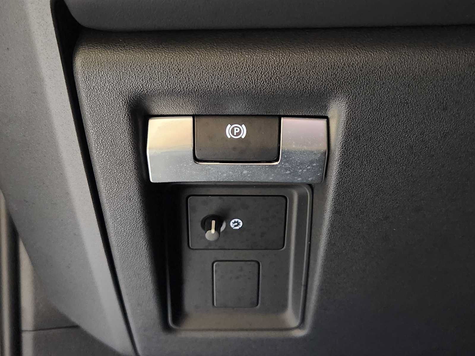 Used 2025 Land Rover Defender 130 X-Dynamic SE AWD/4WD image 37