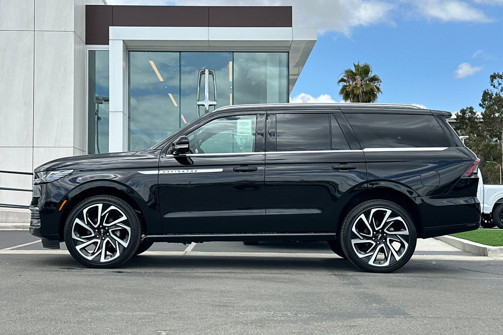 New 2026 Lincoln Navigator Reserve AWD/4WD image 6