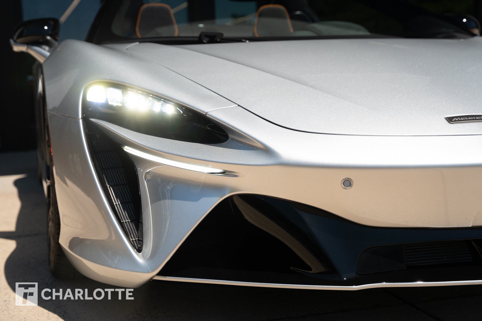 Used 2025 McLaren Artura Spider RWD image 3