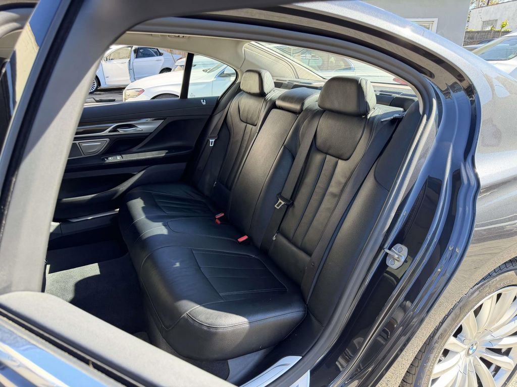 Used 2022 BMW 740i xDrive AWD/4WD image 19