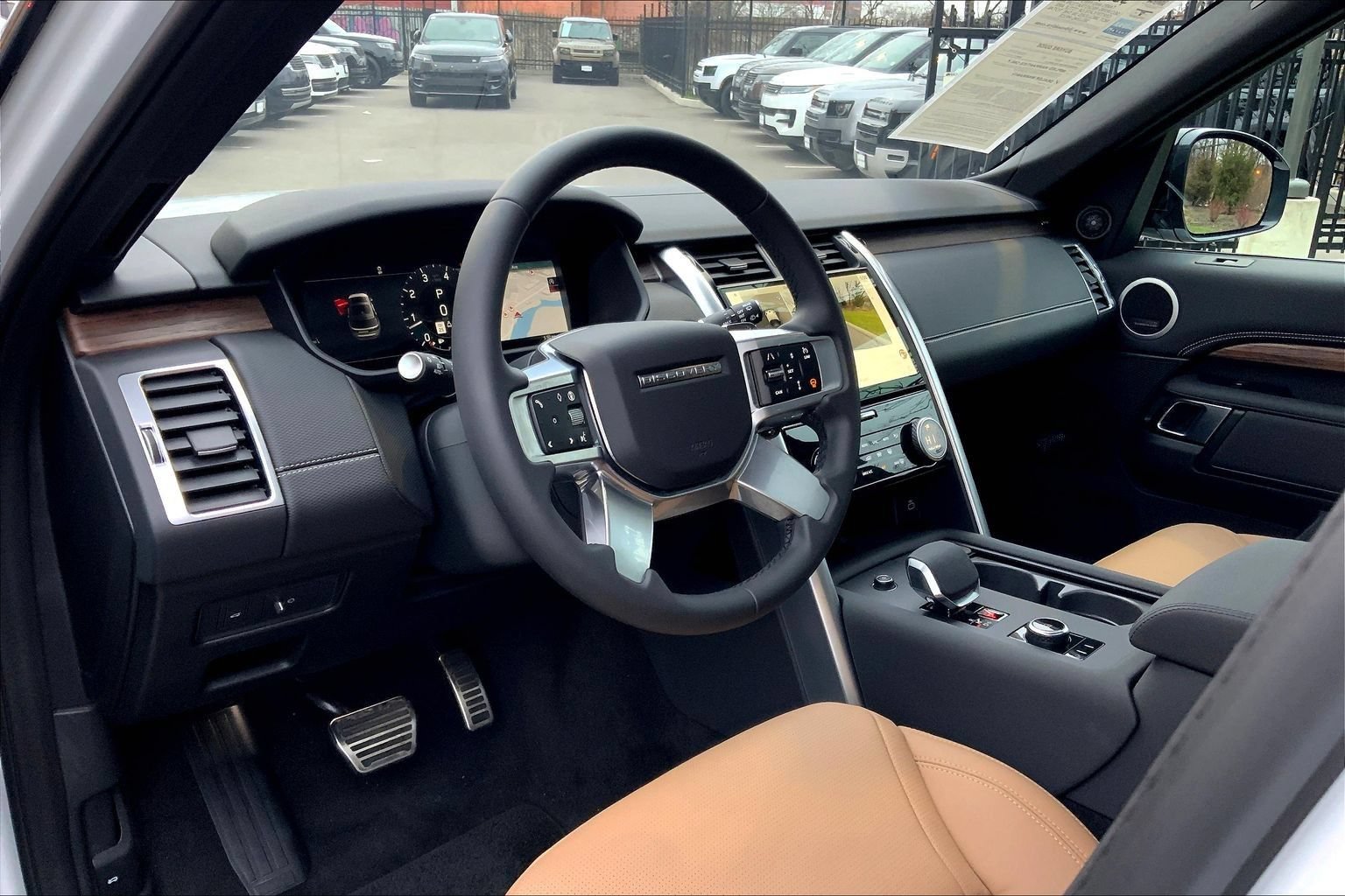 Certified 2025 Land Rover Discovery Dynamic SE AWD/4WD image 17
