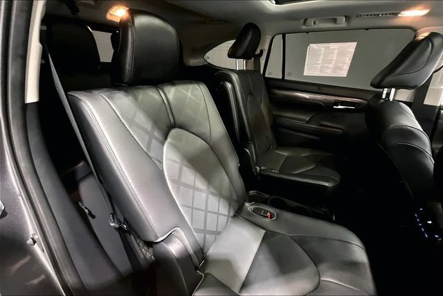 Used 2021 Toyota Highlander Platinum AWD/4WD image 32