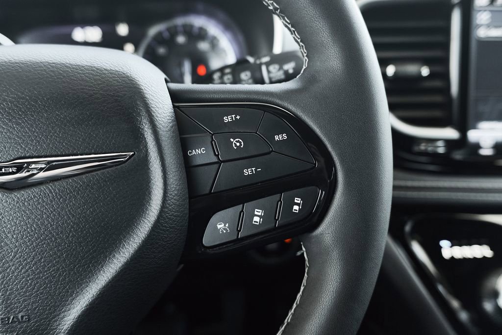 Used 2025 Chrysler Pacifica Limited FWD image 33