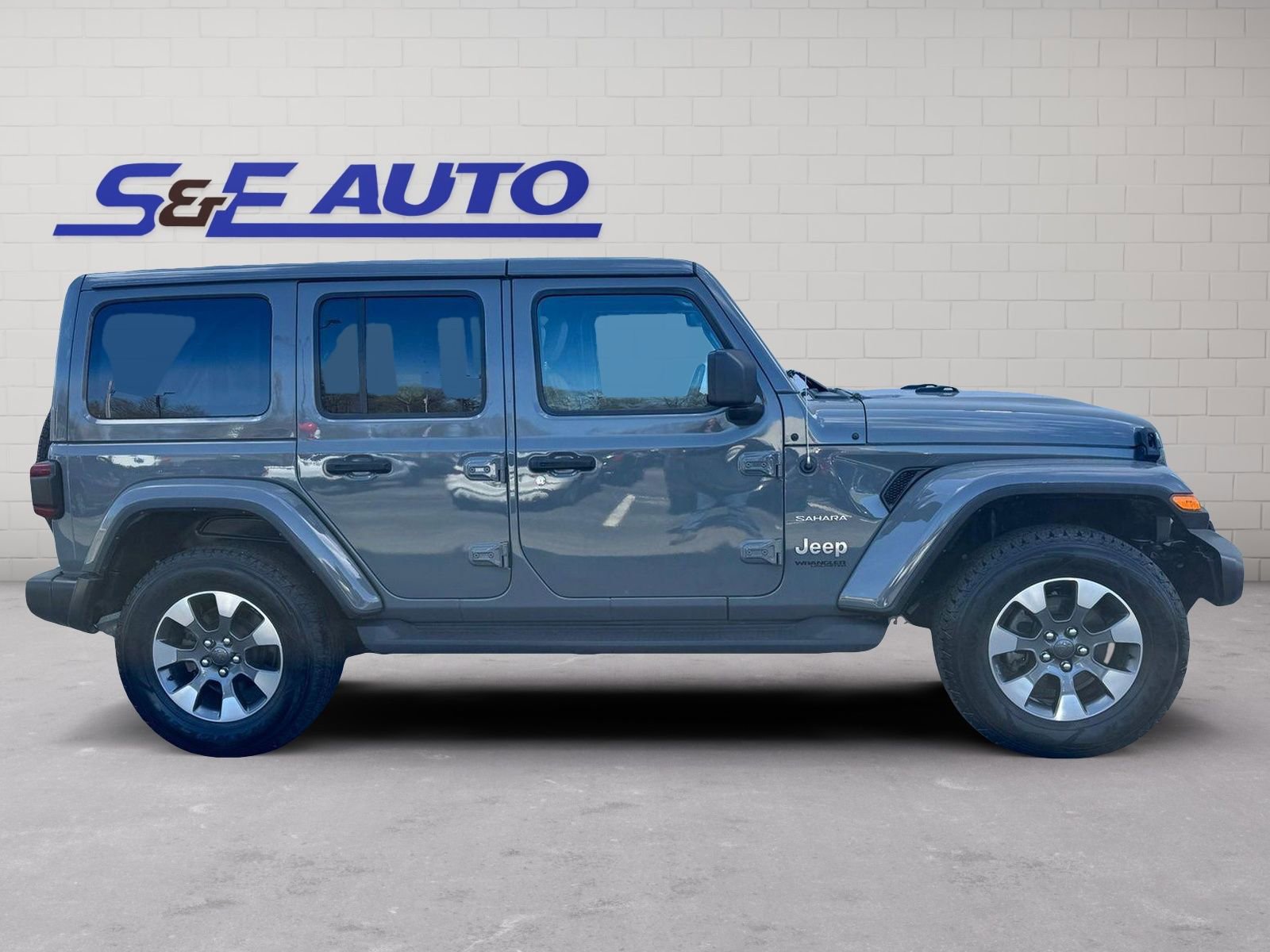 Used 2022 Jeep Wrangler Unlimited Sahara w/ Dual Top Group AWD/4WD image 5