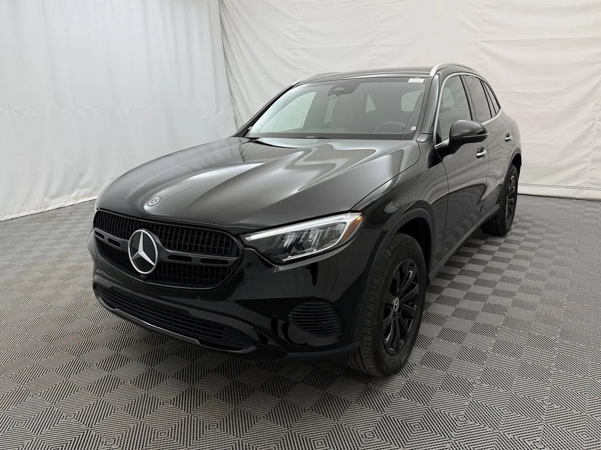 Used 2024 Mercedes-Benz GLC 300 4MATIC image 2
