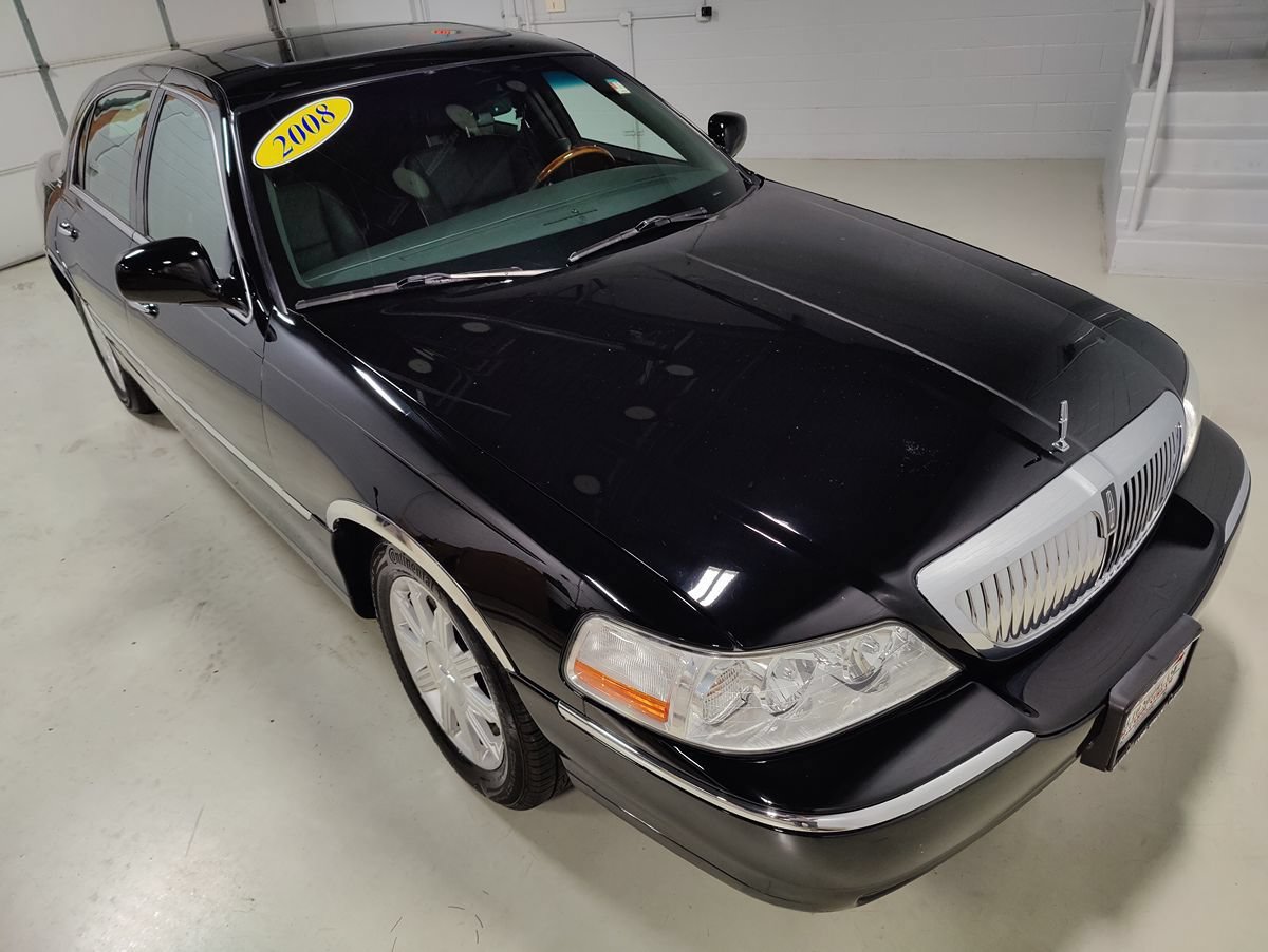 Used 2008 Lincoln Town Car Signature Limited RWD image 2