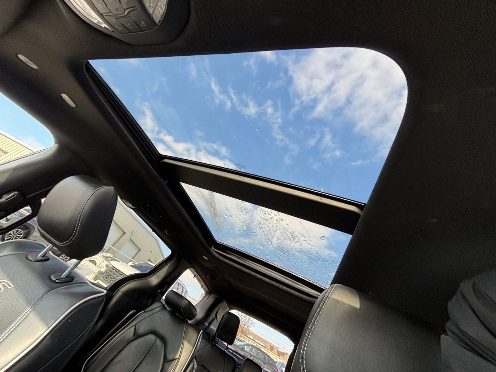 Used 2025 Chrysler Pacifica Limited image 31