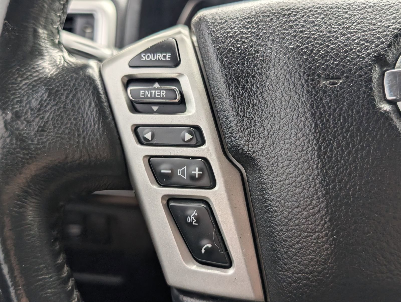 Used 2019 Nissan Titan SV w/ SV Convenience Package image 22