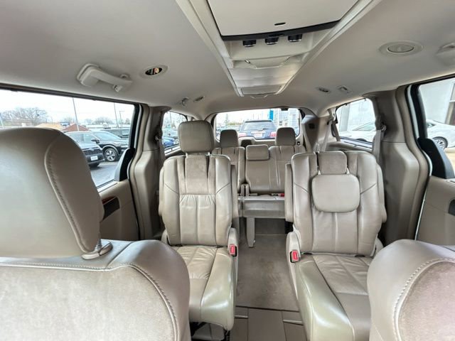 Used 2012 Chrysler Town & Country Limited image 43