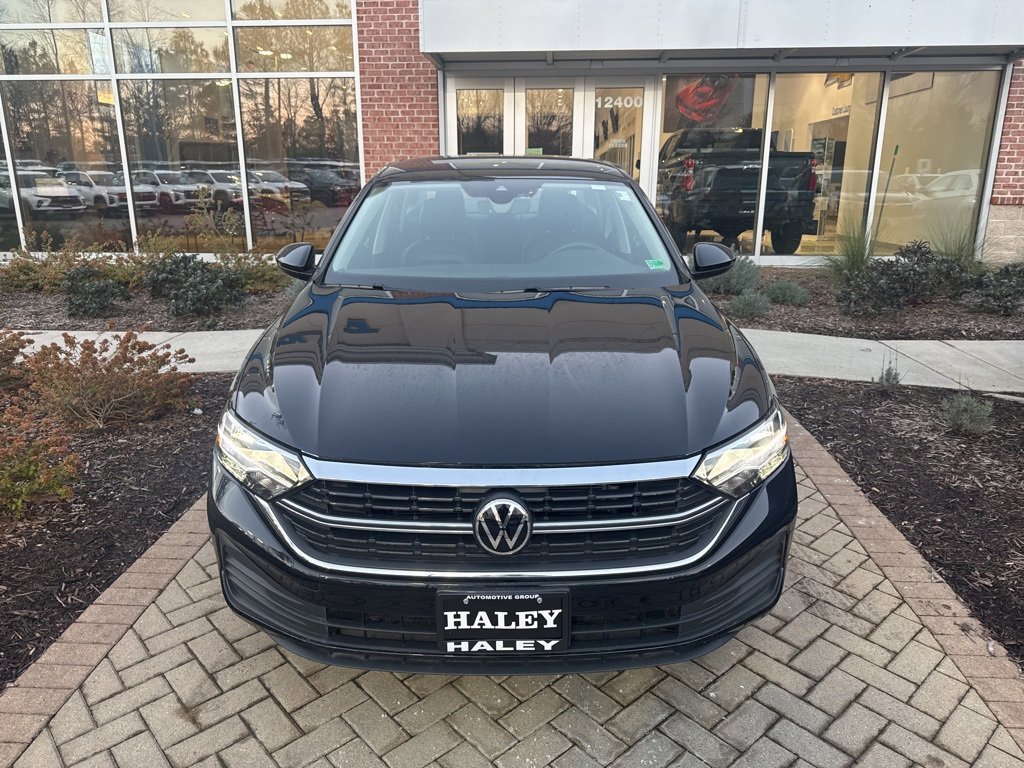 Used 2023 Volkswagen Jetta SE image 2