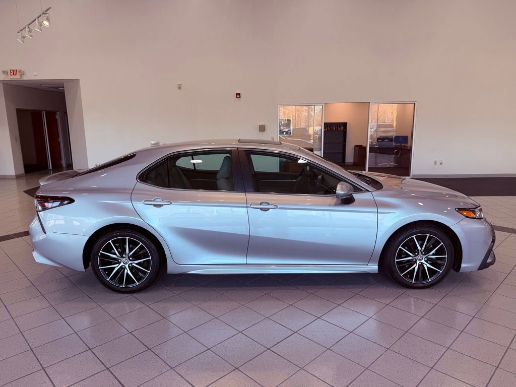 Used 2022 Toyota Camry SE image 13