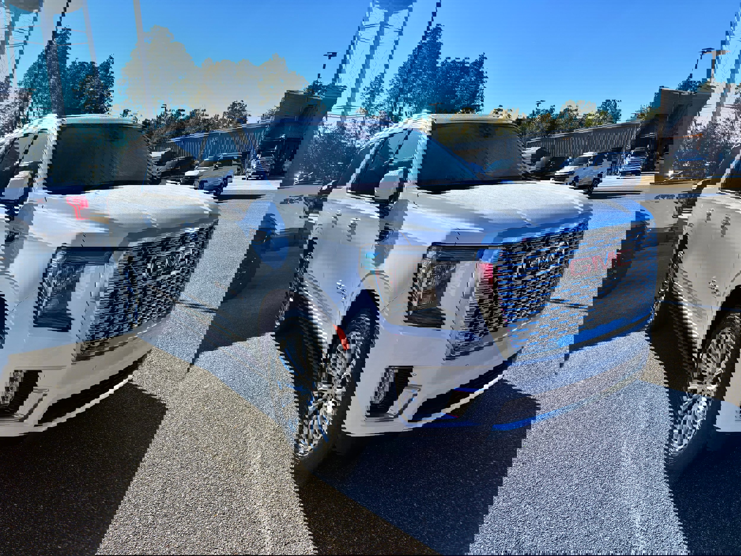 Used 2021 GMC Yukon XL Denali w/ Denali Premium Package image 3