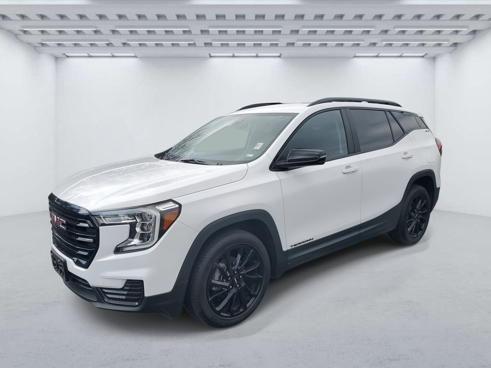 Used 2024 GMC Terrain SLE w/ Driver Convenience Package image 2