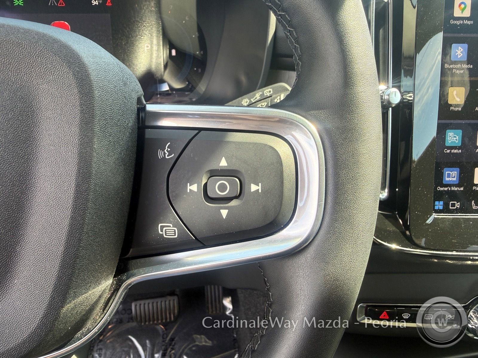 Used 2025 Volvo XC40 B5 Plus image 18