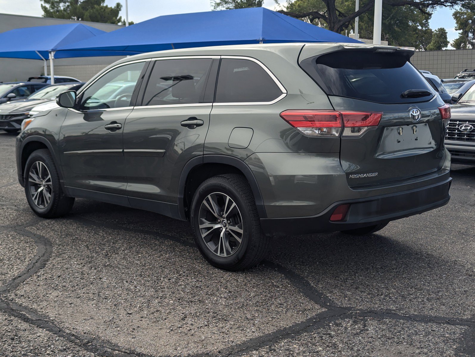Used 2019 Toyota Highlander LE w/ Carpet Mat Package (TMS) FWD image 4