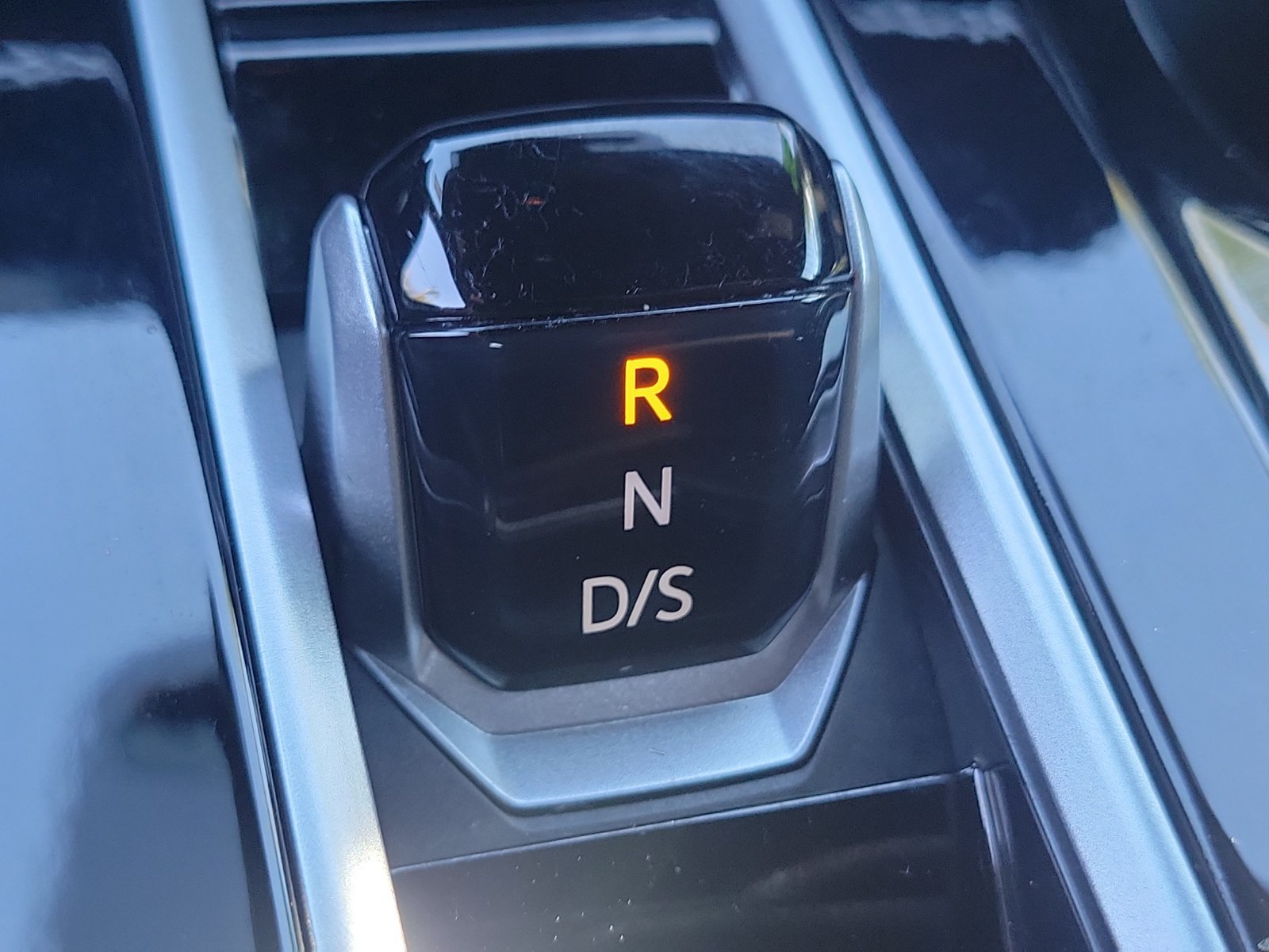 Used 2024 Volkswagen Atlas Cross Sport SE FWD image 15