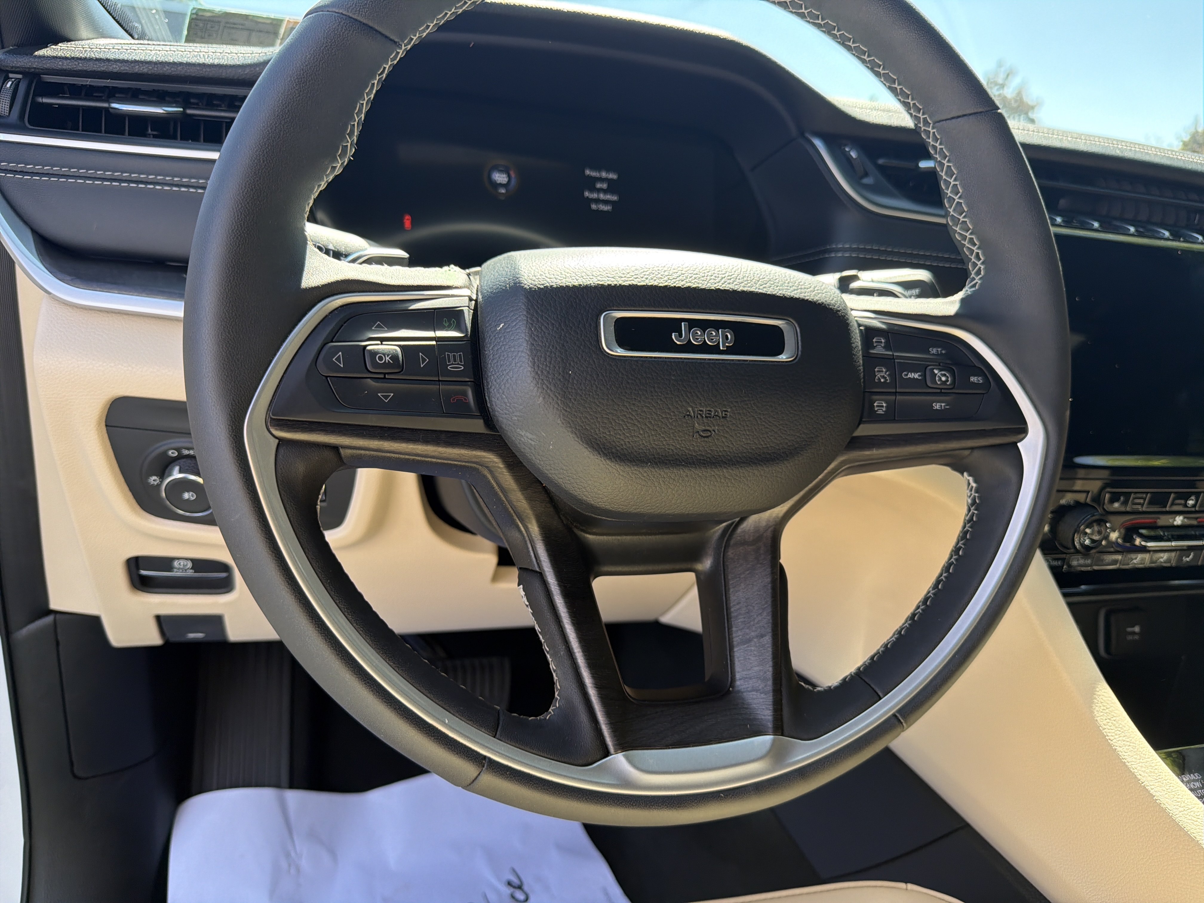 Used 2025 Jeep Grand Cherokee Limited w/ Black Appearance Package AWD/4WD image 19