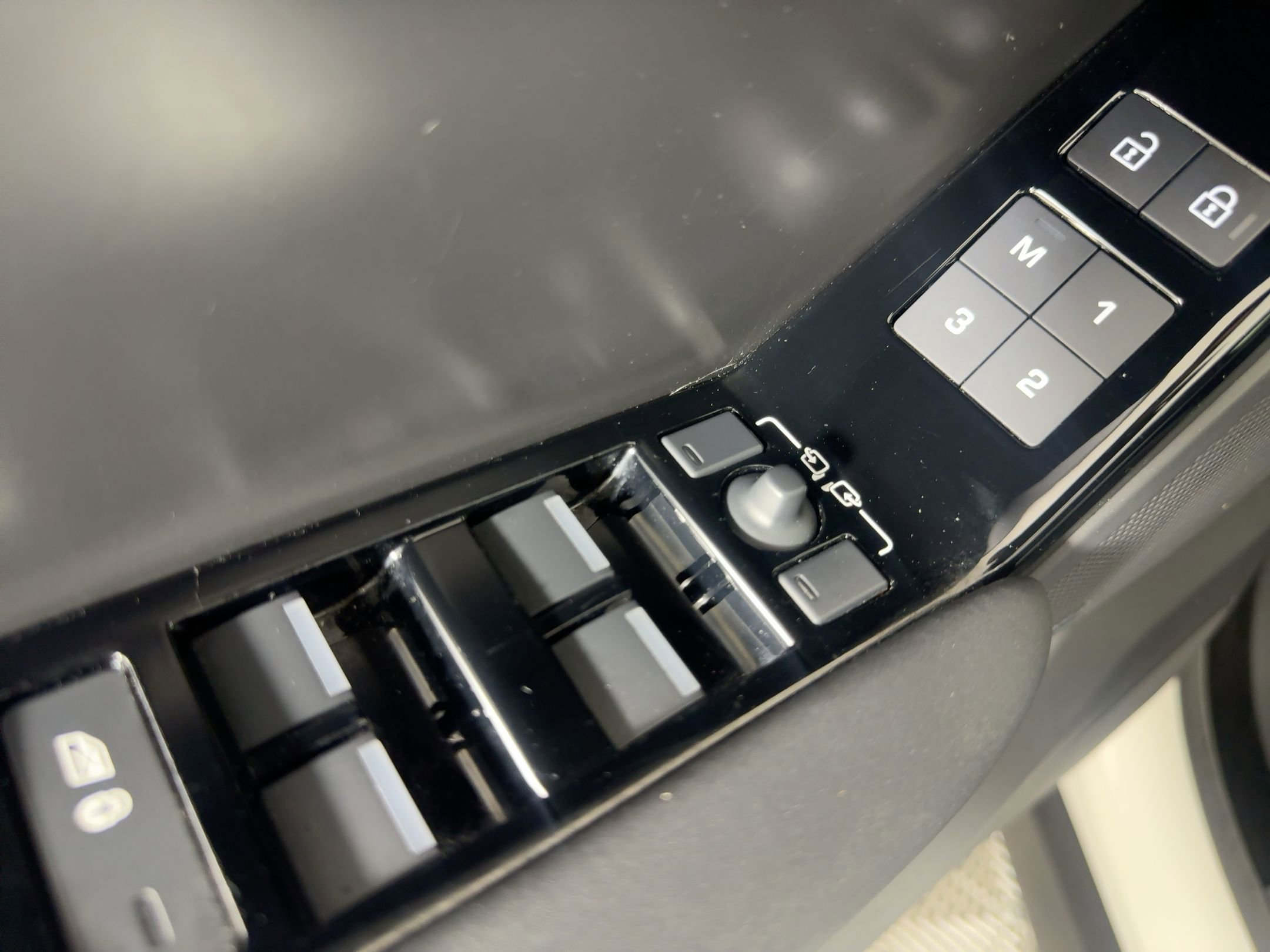 Used 2025 Land Rover Range Rover Velar Dynamic SE image 14