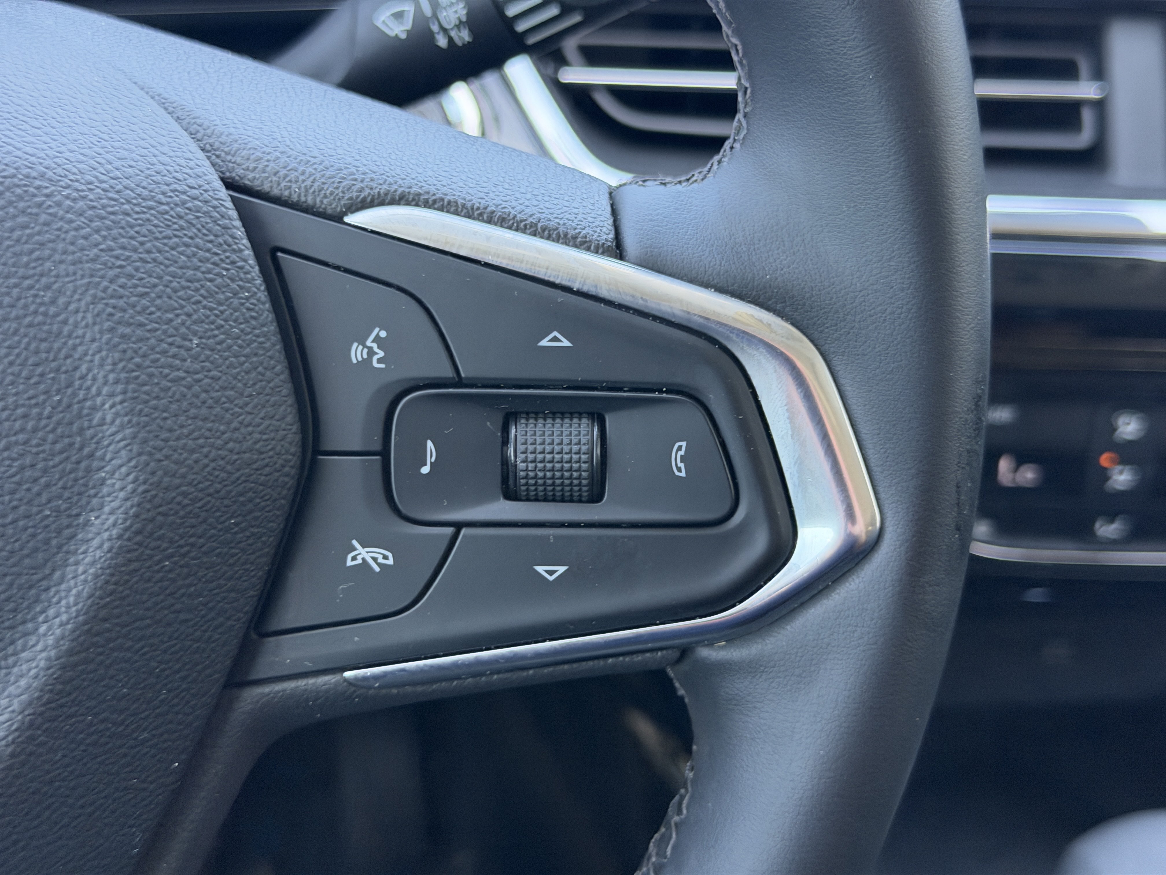 Used 2024 Chevrolet Trax ACTIV w/ Sunroof Package FWD image 31