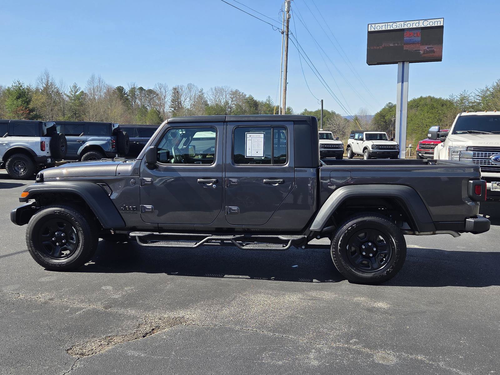 Used 2025 Jeep Gladiator Sport AWD/4WD image 4