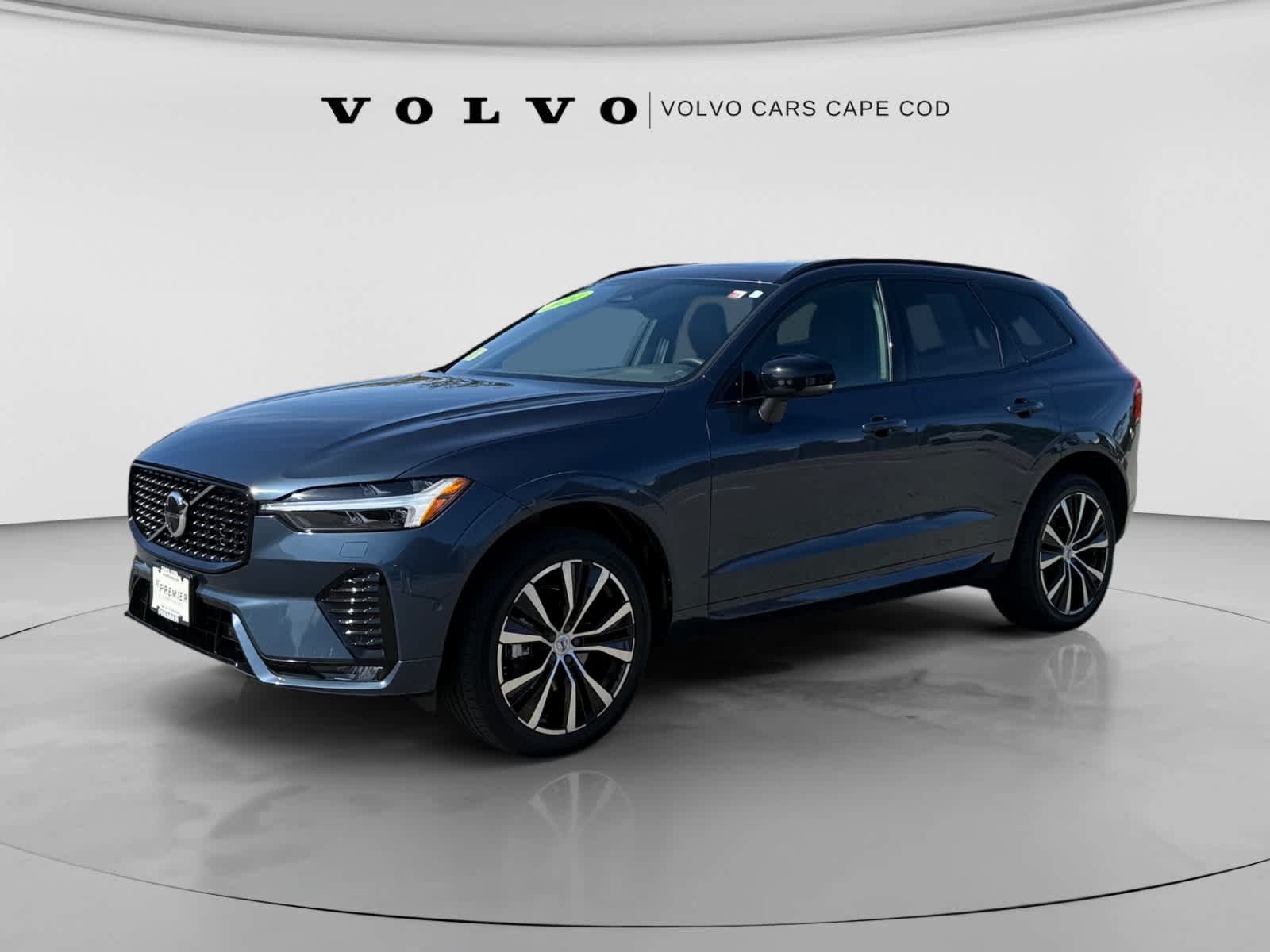 Used 2024 Volvo XC60 B5 Plus w/ Climate Package AWD/4WD image 3