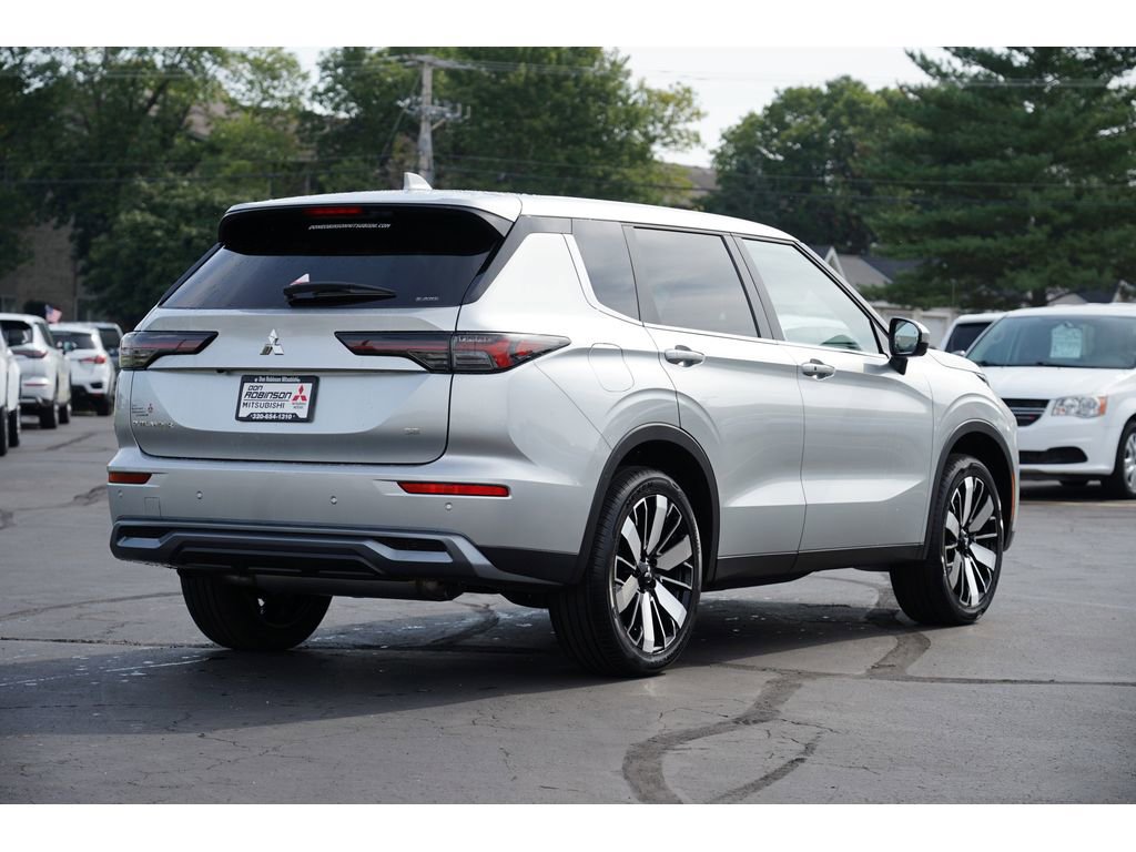 New 2025 Mitsubishi Outlander SE image 3