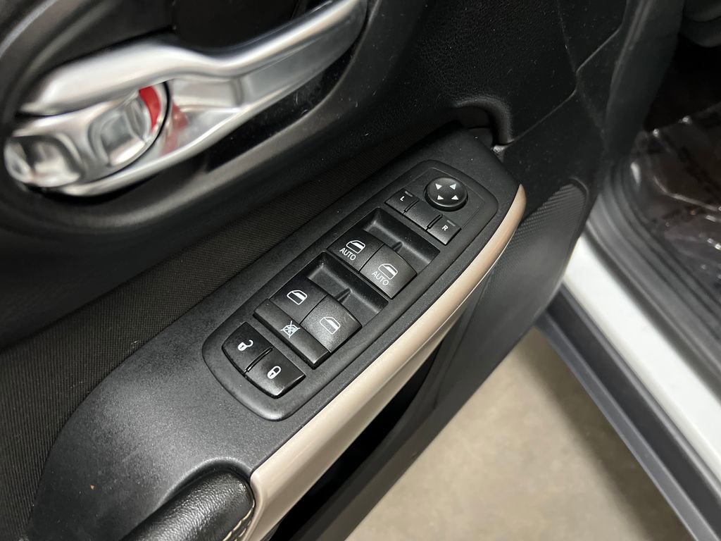 Used 2017 Jeep Cherokee Latitude w/ Safety/Convenience Group FWD image 12