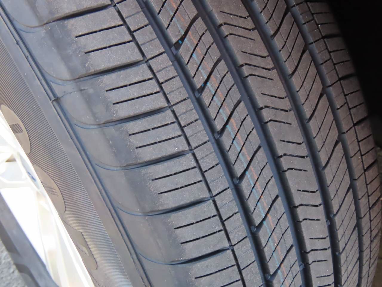 Used 2023 Ford Explorer XLT w/ Equipment Group 202A RWD image 8