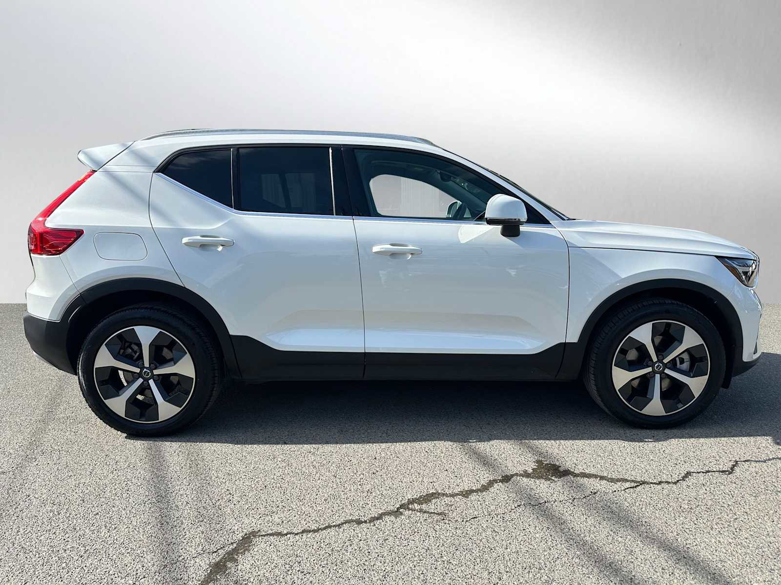 Used 2025 Volvo XC40 B5 Core w/ Protection Package Premier AWD/4WD image 2