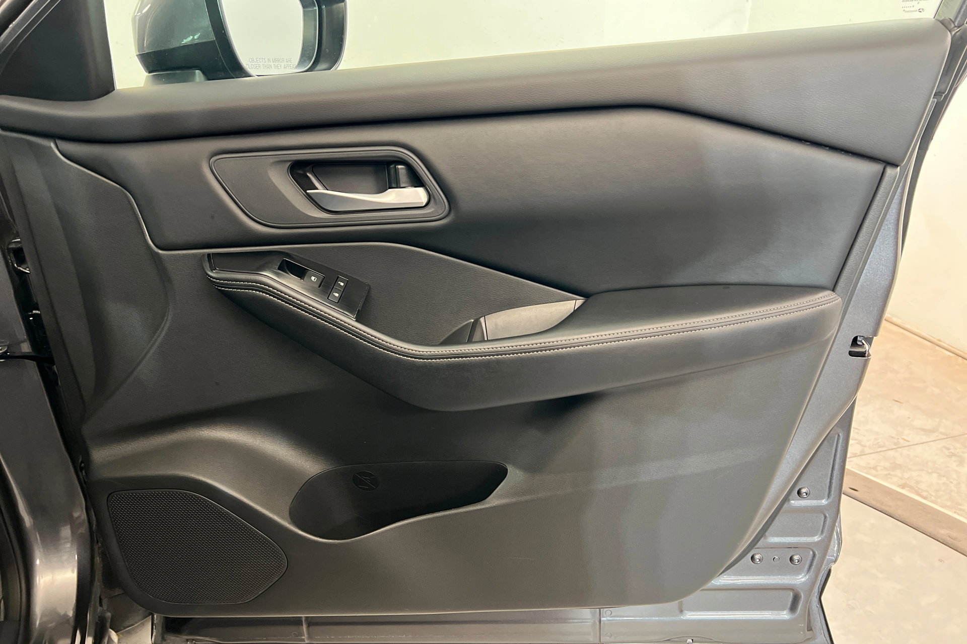 Used 2025 Nissan Rogue SV image 24