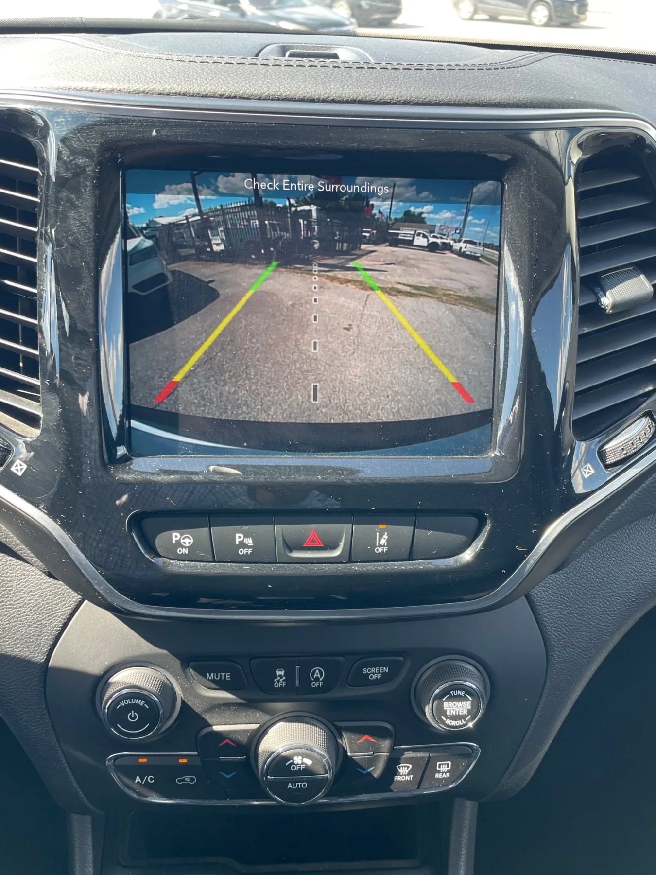Used 2019 Jeep Cherokee Limited w/ Luxury Group FWD image 27